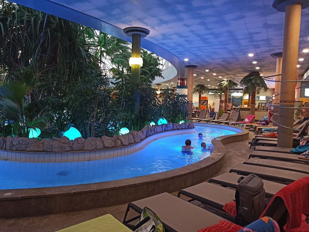 large_Therme_Erding_ambient_pool_lighting_144adc6ee8.jpg
